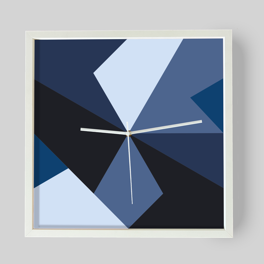 Blueberries – moderne Designer-Wanduhr in Blau mit Holzrahmen ohne Zahlen